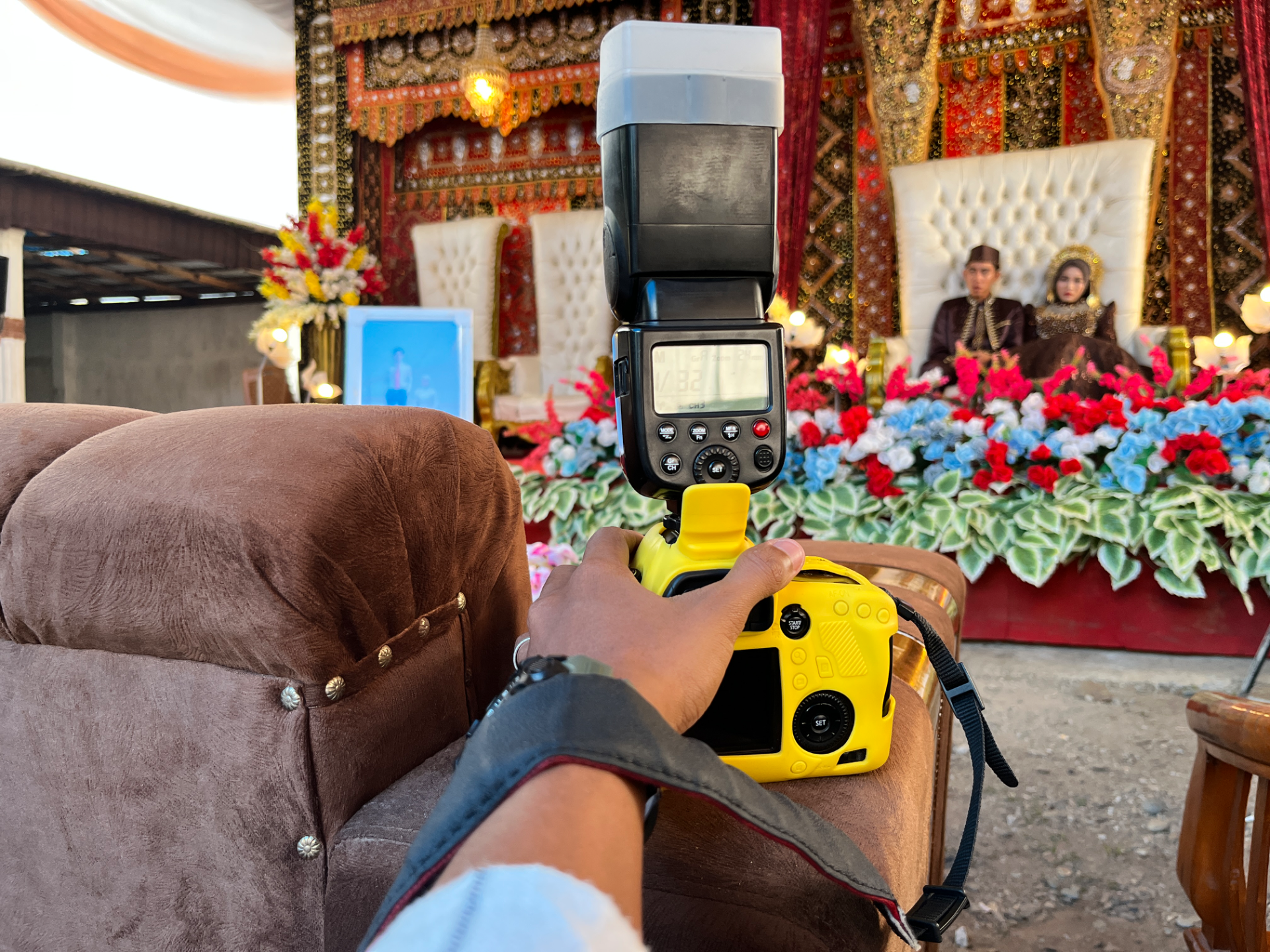 Potret kedua mempelai dalam balutan busana pernikahan elegan